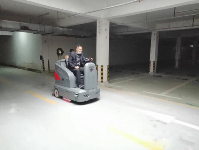 吐鲁番小区物业保洁不用人力改用驾驶式洗地机了